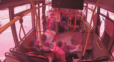 Belediye otobüsü, otomobil ve baz istasyonu direğine çarptı; 9 yaralı