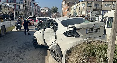 Beton mikseri ile çarpışan otomobil, direk ile refüje çarptı; sürücü yaralı