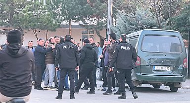 Bıçaklı, çekiçli, tüfekli borç-alacak kavgası; 3 yaralı