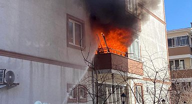 Binanın ikinci kat balkonunda çıkan yangın büyümeden söndürüldü