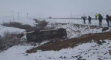 Bingöl'de işçileri taşıyan minibüs, şarampole devrildi; 9 yaralı