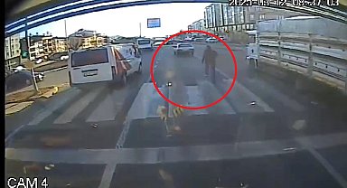 Bingöl'de zincirleme kaza; indiği otomobil hareket edince peşinden koşarak tekrar bindi