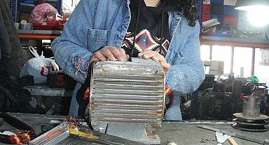 Bobinajcı İlknur usta, dede mesleğini yapıyor