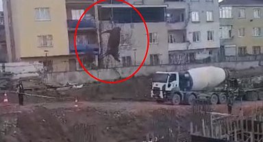 Boğa, ayağından halata bağlanıp vinçle kesim alanına taşındı