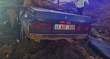 Bolu'da otomobil bariyerlere çarptı: 2 ölü, 1 yaralı