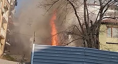 Bursa'da 2 katlı ev ile depoda yangın