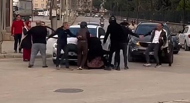 Bursa'da iftar vakti iki sürücü ve yakınları arasında yol verme kavgası kamerada