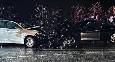 Bursa'da iki otomobil kafa kafaya çarpıştı: 1'i ağır 5 kişi yaralandı