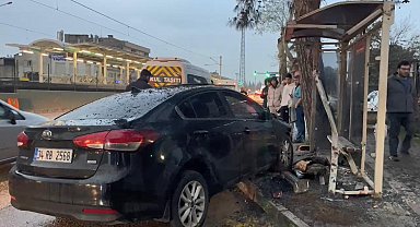 Bursa'da otomobil, otobüs durağına daldı; 6 yaralı