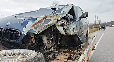 Bursa'da, otomobil TIR'a çarptı: 3 yaralı