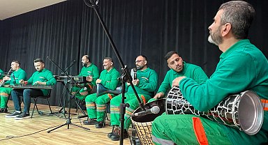 Bursa'da temizlik görevlileri, iş kıyafetleriyle konser verdi