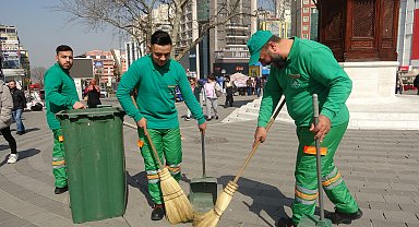 Bursa'da temizlik görevlileri, iş kıyafetleriyle konser verdi