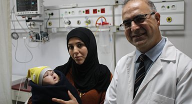 Burun kanalları kapalı dünyaya gelen Emani bebek, ameliyatla sağlığına kavuştu