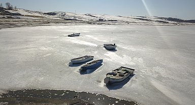 Buzları eriyen Nazik Gölü havadan görüntülendi