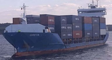 Çanakkale Boğazı'nda arızalanan gemi, römorkör eşliğinde demirletildi