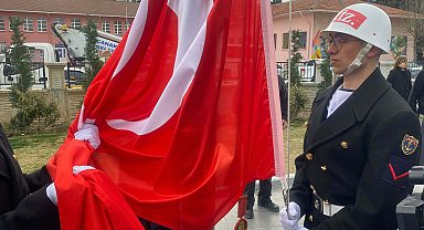 Çanakkale Deniz Zaferi'nin 110'uncu yılı kutlamaları; altın madalyalı bayrak göndere çekildi