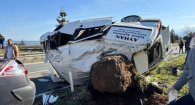 Çarpışan otomobil ile minibüs takla attı