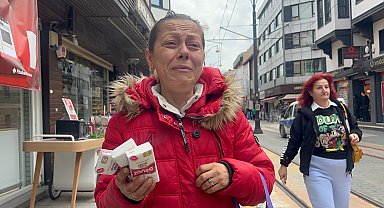 Cesetle aynı odada 21 gün boyunca işkenceye uğrayan Fatma, mendil satarak geçiniyor