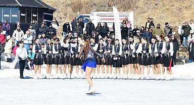 Çıldır Gölü'nde 'Kadınlar Günü'ne özel buz pateni gösterisi
