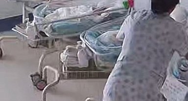 Çin'de deprem sırasında bebekleri korumaya çalışan hemşireler kameralara yansıdı