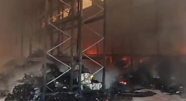 Cizre'de gıda imalathanesinin deposu yandı