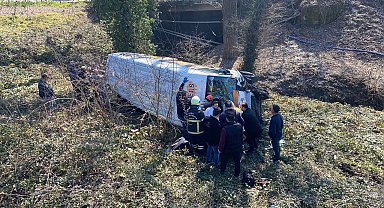 Çocuk sporcuları taşıyan minibüs kaza yaptı, 7 yaralı