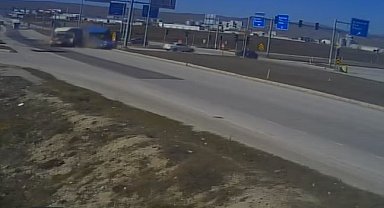 Çorum'da 2 hafif ticari araç çarpıştı; 3 kişinin yaralandığı kaza kamerada