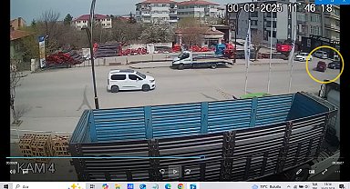 Çorum'da iki otomobilin çarpıştığı kaza kamerada