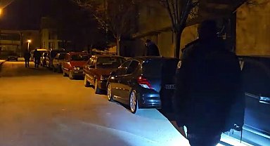 Çorum'da park halindeki 10 otomobile zarar verdiler