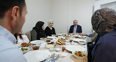 Cumhurbaşkanı Erdoğan ile eşi Emine Erdoğan, vatandaşın evinde iftar yaptı