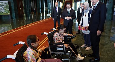 Cumhurbaşkanı Erdoğan, kendisiyle görüşmek isteyen engelli 2 kız çocuğunu kabul etti