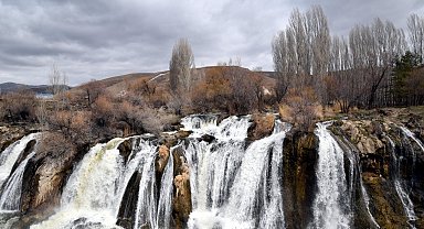 Debisi yükselen Muradiye Şelalesi'nden güzel görüntüler