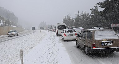 Denizli-Antalya kara yolunda trafik, kar yağışı nedeniyle durma noktasına geldi