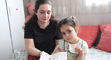 Depremden kaçıp yerleştikleri prefabrik evin çocuk odasına 2 kez kurşun isabet etti