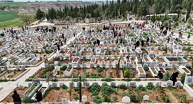 Depremin vurduğu Adıyaman'da bayram arifesinde mezarlıkta yoğunluk