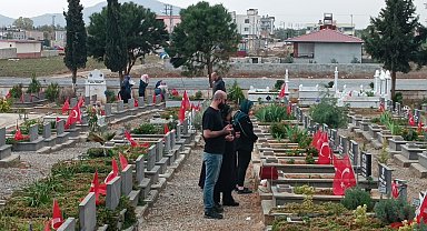 Depremzedeler, arife gününde mezarlıklar doldurdu