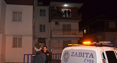 Derin çatlaklar nedeniyle boşaltılan binaya mührü kırıp, yeniden yerleştiler