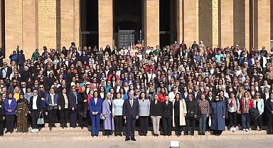 Dervişoğlu, kadın parti üyeleriyle Anıtkabir'i ziyaret etti