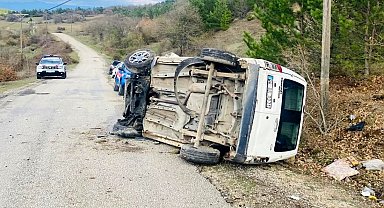 Devrilen hafif ticari aracın sürücüsü polis memuru, yaşamını yitirdi
