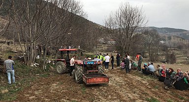 Devrilen traktörün altında kalan sürücüsü öldü