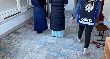 Dilenen kadınlar yakalanmamak için camiye girip, namaza durdu