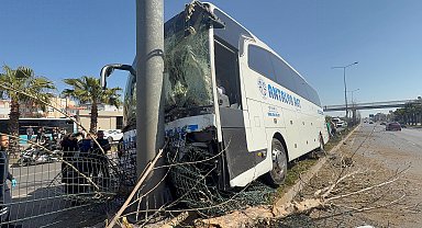 Direksiyonu kilitlenen yolcu otobüsü refüje çıktı