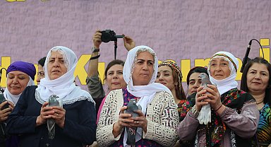 Diyarbakır'da kadınlar barış güvercini uçurdu