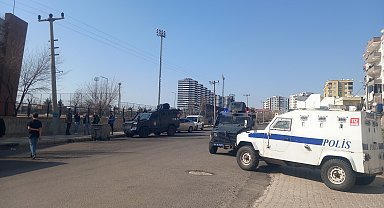 Diyarbakır'da, tartıştığı husumetlisini silahla yaraladı