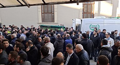 Doğumdan sonra evlerine dönerken kazada ölen çift son yolculuklarına uğurlandı