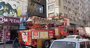 Dönercide çıkan yangında 2 çalışan dumandan etkilendi