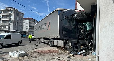 Dükkana çarpan TIR'ın şoförü yaralandı