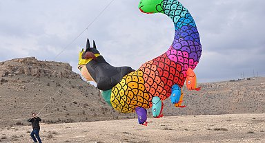 Dünya birincisi tavus kuşu ile şahmeran uçurtmalarını Venedik semalarında uçuracak