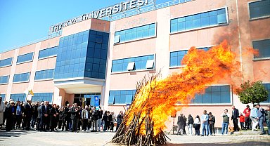 Edirne'de nevruz kutlamaları; ateş üzerinden atlayıp, yumurta tokuşturdular