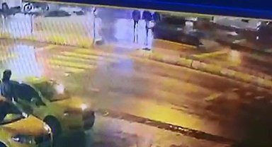 Edirne'de otomobilin 'yaya geçidi'nde çarptığı 3 kişi yaralandı; kaza kamerada